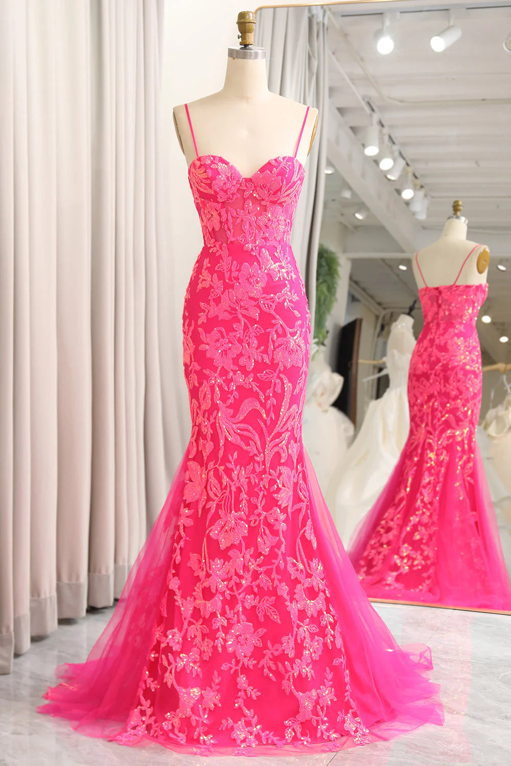 Vestido de fiesta fucsia de sirena con tirantes finos, lentejuelas y corsé con apliques
